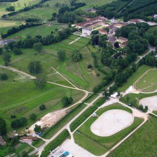 Photo au drone du Haras du Pin, célèbre centre équestre en Normandie