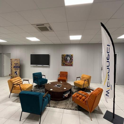 Salon et drapeau de Wiconnect dans nos locaux d'alençon